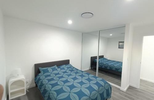 Guildford Casa | Queen Room in Spacious, Modern House - NR3