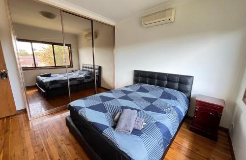 Lurnea Casa | Queen Room in Spacious Double Story House - L7