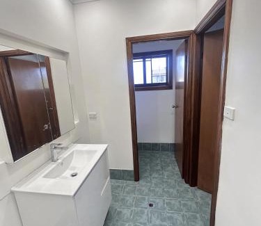 Lurnea Casa | Queen Room in Spacious Double Story House - L7