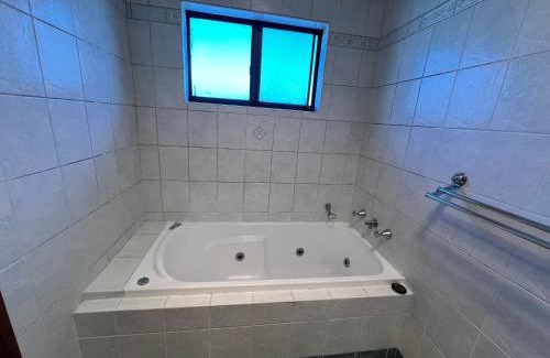 Lurnea Casa | Queen Room in Spacious Double Story House - L7
