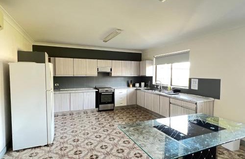 Lurnea Casa | Queen Room in Spacious Double Story House - L7