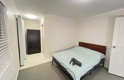 Rydalmere Casa | Queen Room in Two Story House - R8