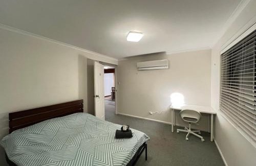 Rydalmere Casa | Queen Room in Two Story House - R8