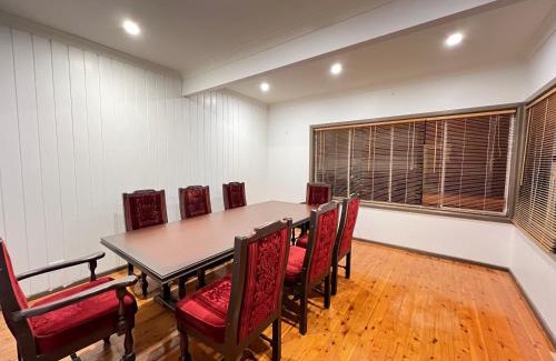 Rydalmere Casa | Queen Room in Two Story House - R8