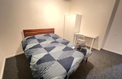 Pendle Hill Casa | Queen Room next to Station and Shops - PH5