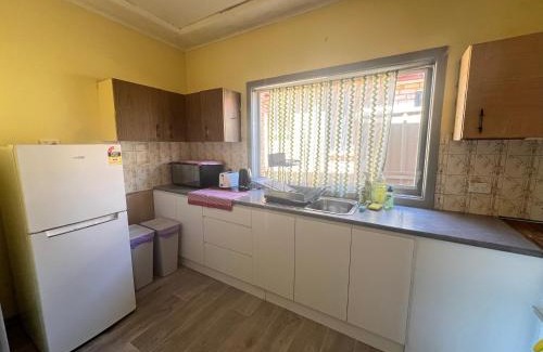 Pendle Hill Casa | Queen Room next to Station and Shops - PH5