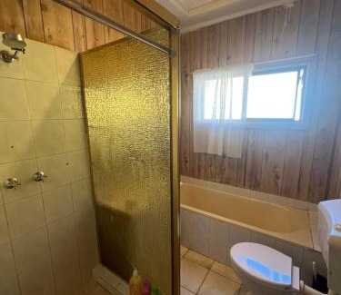 Pendle Hill Casa | Queen Room next to Station and Shops - PH5