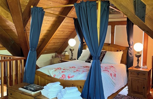 Bayfield Cama Y Desayuno | Queen's View B&B- Betty's Room, Lake Views, Sauna, Pool, Garden, Bayfield, WI