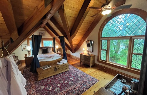 Bayfield Cama Y Desayuno | Queen's View B&B- Betty's Room, Lake Views, Sauna, Pool, Garden, Bayfield, WI