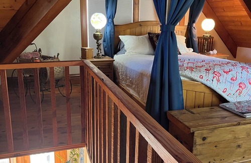 Bayfield Cama Y Desayuno | Queen's View B&B- Betty's Room, Lake Views, Sauna, Pool, Garden, Bayfield, WI