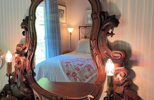 Bayfield Cama Y Desayuno | Queen's View B&B- Bill's East, Balcony Lake Views, Sauna, Pool, Bayfield, WI