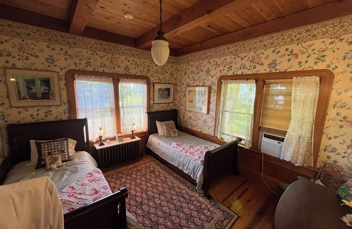 Bayfield Cama Y Desayuno | Queen's View B&B- Bill's West, Lake Views, Sauna, Pool, Garden, Bayfield, WI