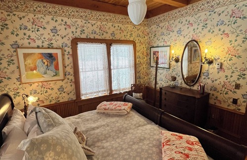 Bayfield Cama Y Desayuno | Queen's View B&B- Bill's West, Lake Views, Sauna, Pool, Garden, Bayfield, WI