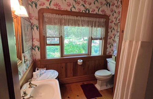 Bayfield Cama Y Desayuno | Queen's View B&B- Bill's West, Lake Views, Sauna, Pool, Garden, Bayfield, WI