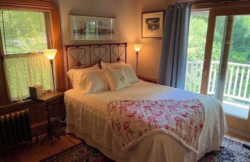 Bayfield Cama Y Desayuno | Queen's View B&B- Bill's Suite, Lake Views, balcony, Sauna, Pool, Bayfield, WI