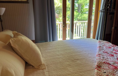 Bayfield Cama Y Desayuno | Queen's View B&B- Bill's Suite, Lake Views, balcony, Sauna, Pool, Bayfield, WI
