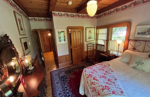 Bayfield Cama Y Desayuno | Queen's View B&B- Bill's Suite, Lake Views, balcony, Sauna, Pool, Bayfield, WI