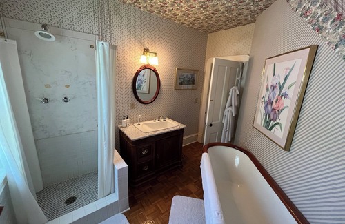 Bayfield Cama Y Desayuno | Queen's View B&B- Mona's South, Lake Views, Sauna, Pool, Garden, Bayfield, WI