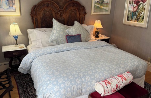 Bayfield Cama Y Desayuno | Queen's View B&B- Queen's Room, Sauna, Pool, Garden, Lake Views, Bayfield, WI