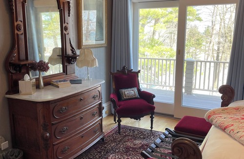 Bayfield Cama Y Desayuno | Queen's View B&B- Queen's Room, Sauna, Pool, Garden, Lake Views, Bayfield, WI