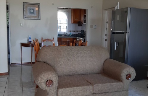 Ocho Rios Apartamento | El lugar de la reina. WiFi, Prkg gratis, piscina, vista, lavadora / secadora