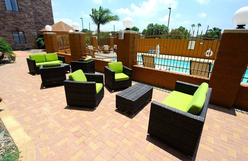 South Side Apartamento | Queen Studio a solo unas millas de las playas del área | Desayuno gratis + acceso a la piscina!