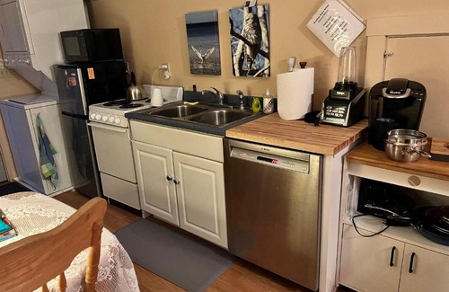Boothbay Apartamento | Queen studio, private entrance & free parking