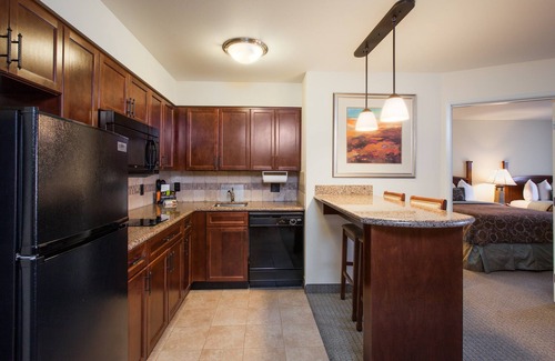 Biggs Field Condominio | Suite Queen | Desayuno diario gratuito, acceso a la piscina al aire libre + centro de negocios las 24 horas
