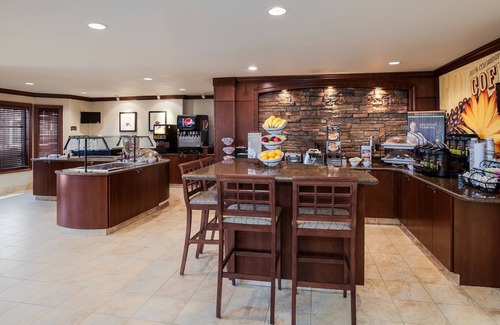 Biggs Field Condominio | Suite Queen | Desayuno diario gratuito, acceso a la piscina al aire libre + centro de negocios las 24 horas