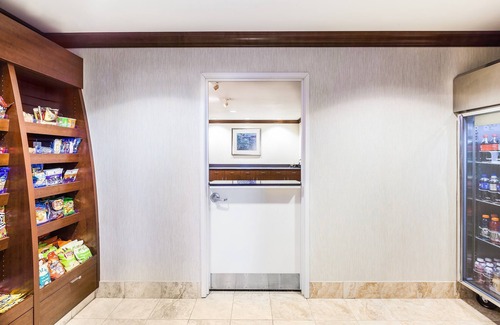 Biggs Field Condominio | Suite Queen | Desayuno diario gratuito, acceso a la piscina al aire libre + centro de negocios las 24 horas
