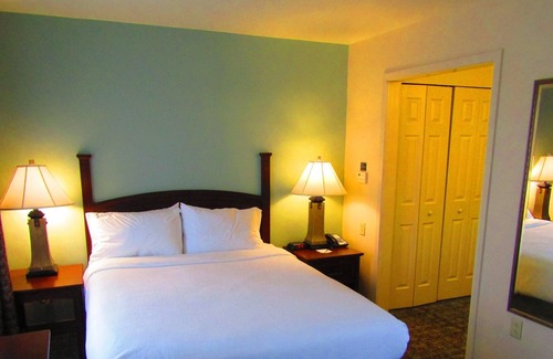 Rochester Condominio | Suite Queen con espacio para conferencias en la suite cerca de la Universidad de Rochester