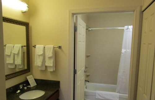 Rochester Condominio | Suite Queen con espacio para conferencias en la suite cerca de la Universidad de Rochester