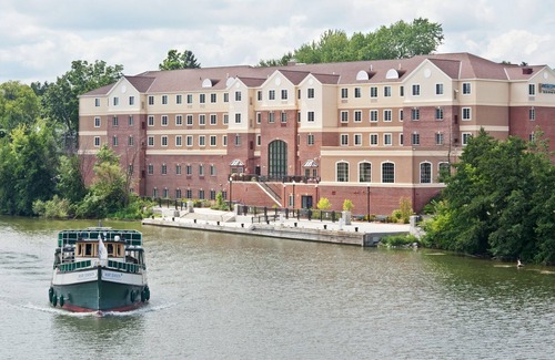Rochester Condominio | Suite Queen con espacio para conferencias en la suite cerca de la Universidad de Rochester