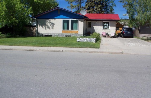 Whitehorse Casa | Queen, walk to village center