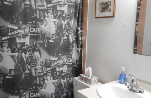 Whitehorse Casa | Queen, walk to village center