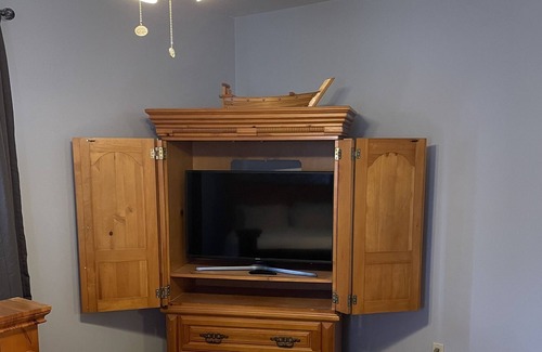 Wanamassa Casa | Queens Castle close to everything, family and furry friend friendly