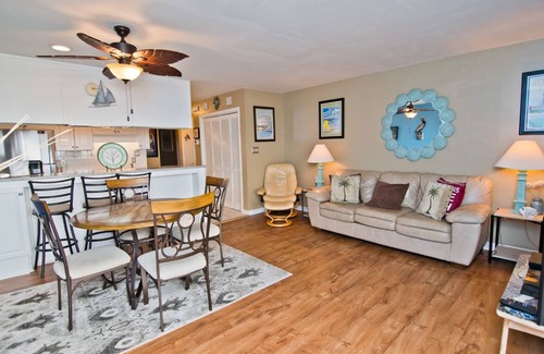 Emerald Isle Condominio | Queens Court 1204, Oceanfront Condo in Emerald Isle, NC!