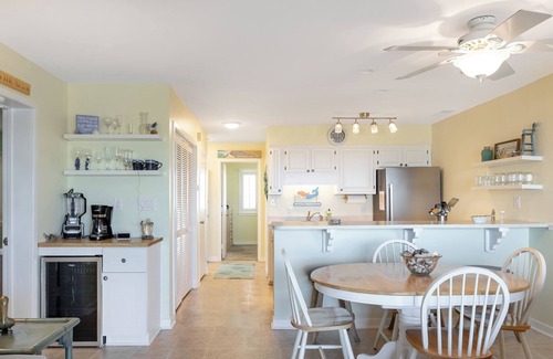 Emerald Isle Condominio | Queens Court 3102, Almost Oceanfront Condo in Emerald Isle, NC!