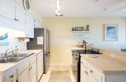 Emerald Isle Condominio | Queens Court 3102, Almost Oceanfront Condo in Emerald Isle, NC!