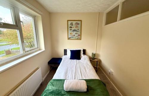 Swindon Casa | Queens Drive Long Stays Free Parking Sleeps 7