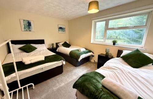 Swindon Casa | Queens Drive Long Stays Free Parking Sleeps 7