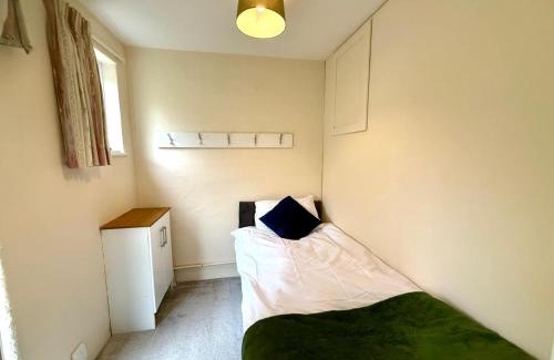 Swindon Casa | Queens Drive Long Stays Free Parking Sleeps 7