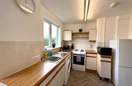 Swindon Casa | Queens Drive Long Stays Free Parking Sleeps 7