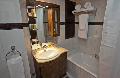 Haret Sakher Hotel | Queens Land Hotel