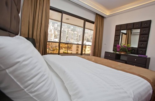 Haret Sakher Hotel | Queens Land Hotel