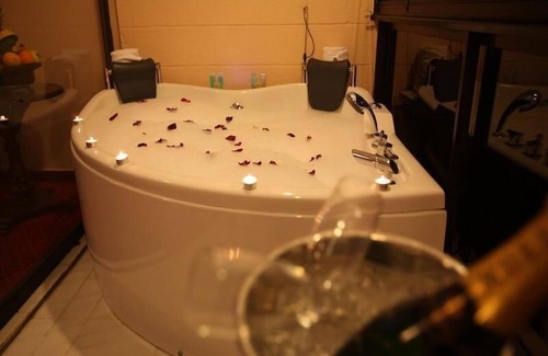 Haret Sakher Hotel | Queens Land Hotel