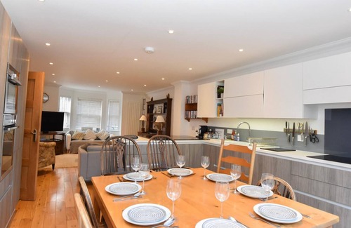 Ryde Casa | Queens Mews a Coastal Holiday Home