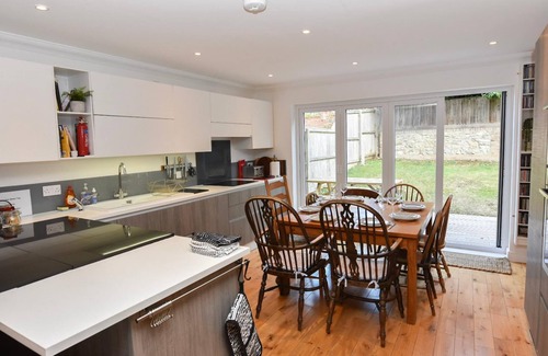 Ryde Casa | Queens Mews a Coastal Holiday Home