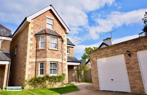 Ryde Casa | Queens Mews a Coastal Holiday Home