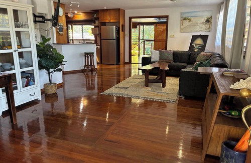 Whitfield Apartamento | Queenslander apartment with plenty of space and very tropical.Sleeps six people.